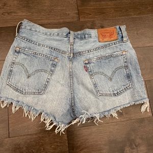 Levi’s 501 light wash high rise short